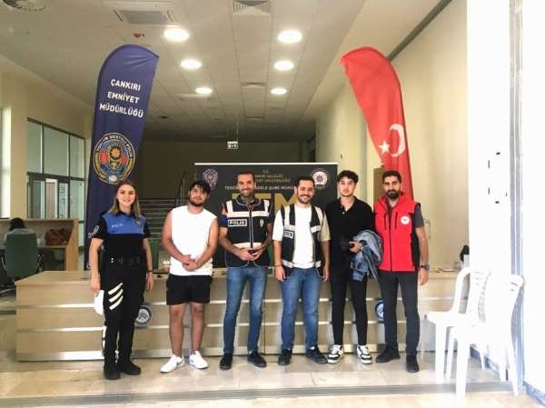 Üniversite kayd yapan örencilere polis ekiplerinden bilgilendirme