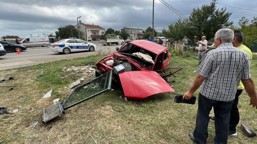 Kaza yapan Fiat Tofaş kağıt gibi dağıldı: 1 yaralı