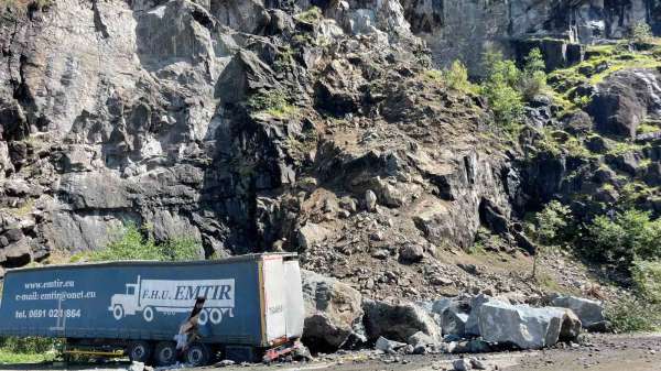 Hopa'da tır parklarında sürücülerin heyelan korkusu sürüyor