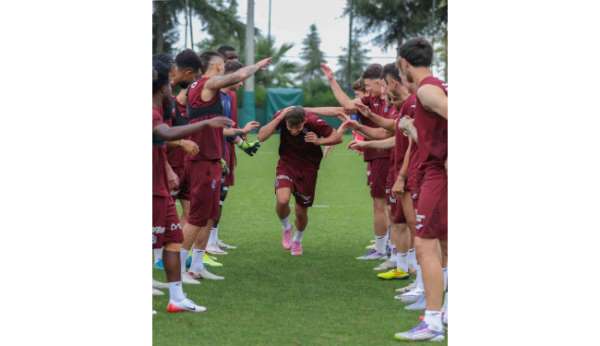 Trabzonspor'un yeni transferi Ernest Muçi ilk antrenmanına çıktı