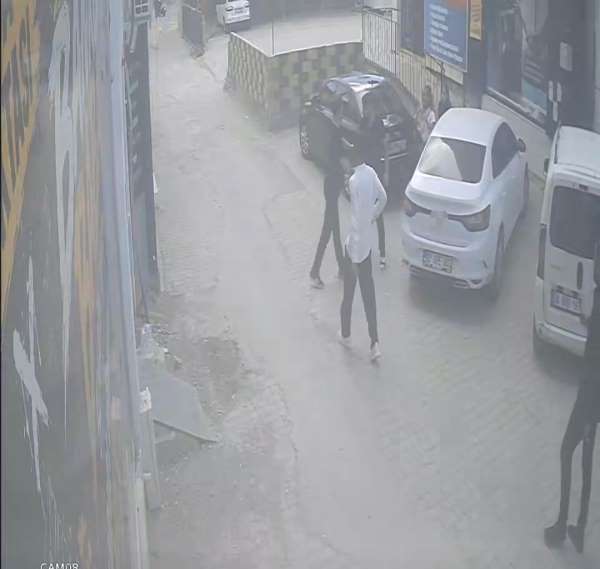 Darbedilen kadını kurtarmak isteyen gencin bıçaklı saldırıya uğradığı anlar kameraya yansıdı
