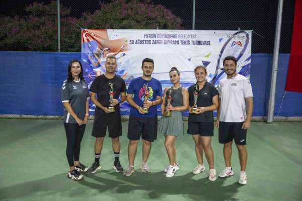 Mersin'de Zafer Bayramı tenis turnuvasında şampiyonlar belli oldu