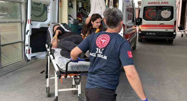 Şiddete maruz kalan kadını kurtarmak isterken bıçaklandı