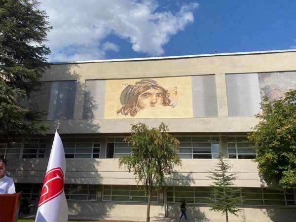 Çingene kızı mozaiği, Hacettepe Üniversitesi duvarında yerini aldı
