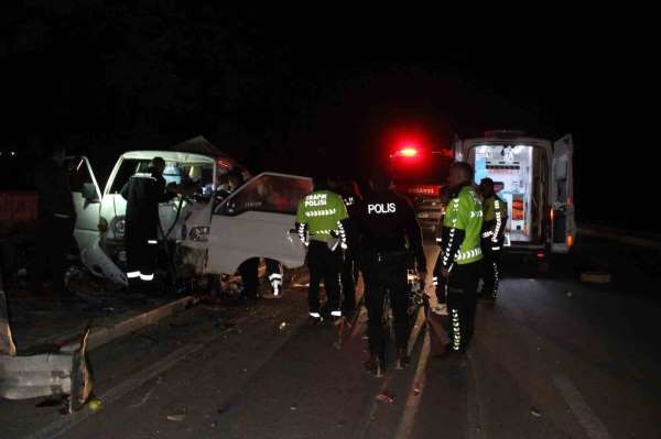 Karaman'da kaza sonrası kamyonette sıkışan sürücü için ekipler seferber oldu