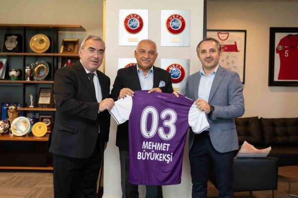 TFF Başkanı Büyükekşi'ye Afyonspor forması hediye ettiler