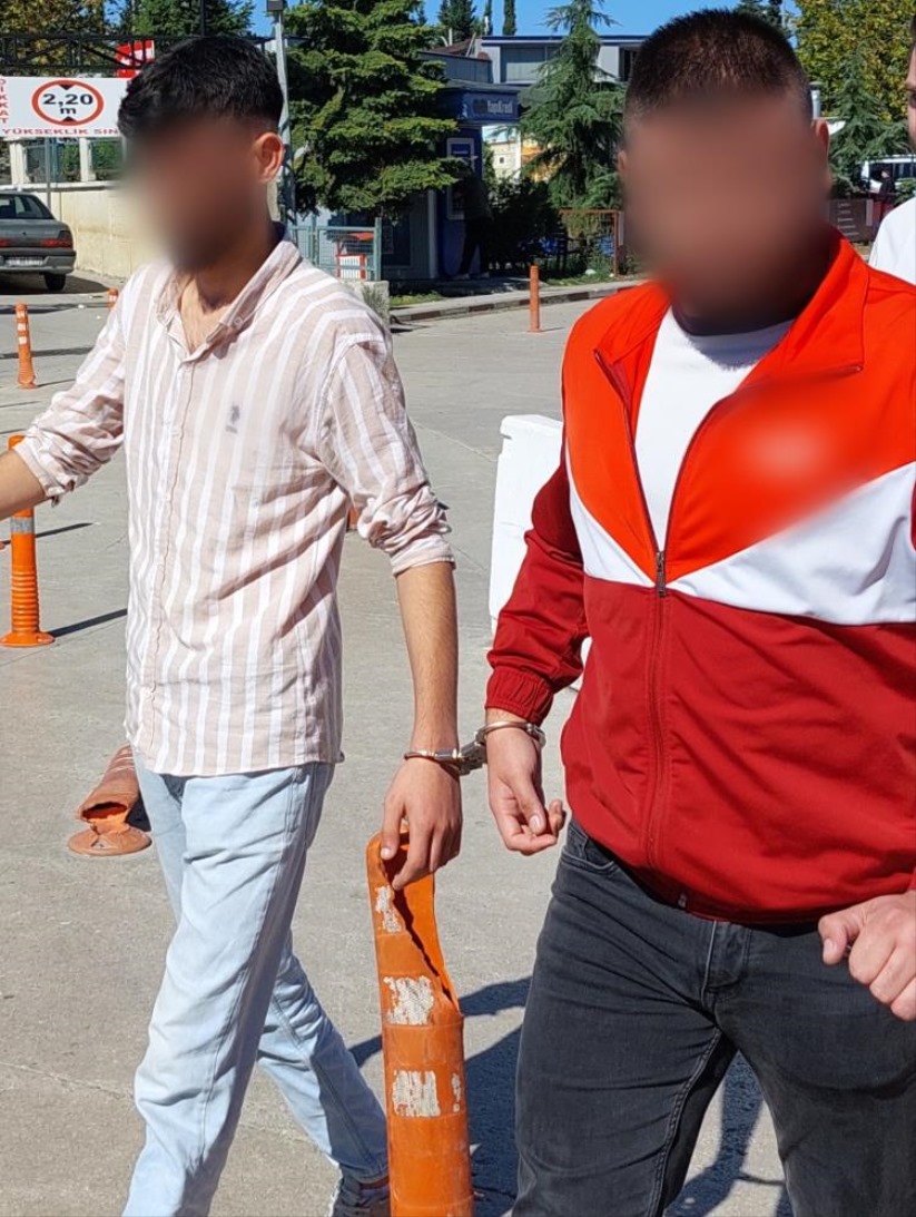 Samsun'da 371 adet sentetik ecza ile yakalanan 2 kişi adliyeye sevk edildi