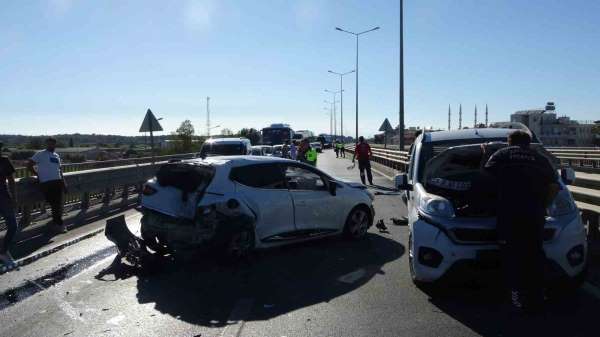 Antalya'da 4 araçlı zincirleme kaza