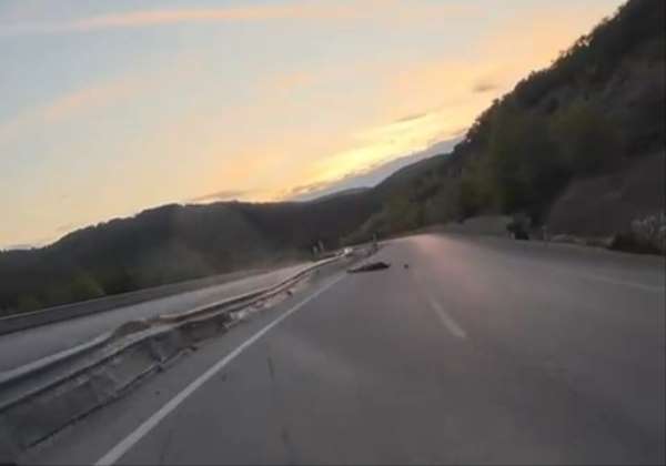 Çanakkale'de seyir halindeki motosikletlinin kaza anı kameraya yansıdı