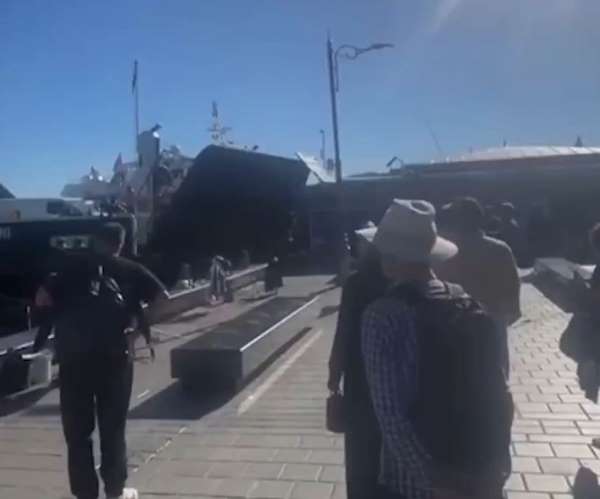 İstanbul'da arabalı vapur iskeleye çarptı, kaza anı kameraya yansıdı