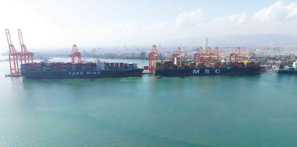 Mersin Limanı'nda tarihi gün: 400 metrelik mega gemi ilk kez demir attı