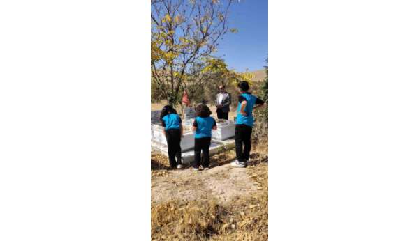 Şehit öğretmenler kabirleri başında anıldı