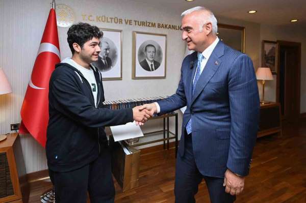 Bakan Ersoy zorlu şartlar altında YKS'de derece yapan öğrenciyle bir araya geldi