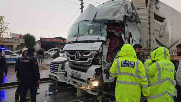 Gaziantep'te 3 aracın karıştığı zincirleme kaza: 2 yaralı
