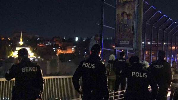 Haliç Köprüsü'nde intihar girişiminde bulunan şahıs 2 saat sonra ikna edildi