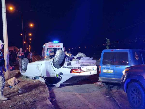 Kazada takla atan otomobil 2 tır sürücüsünün üzerine uçtu: 6 yaralı