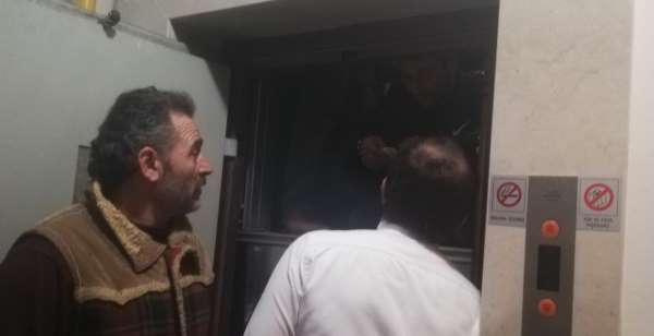 Asansörde mahsur kalan 7 kişi kurtarıldı 