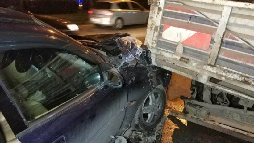 Samsun'da otomobil kamyonete çarptı: 3 yaralı