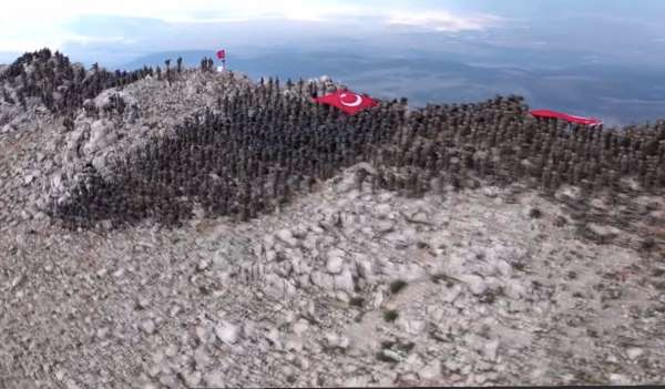 Isparta'da 3 bin komando, şehitleri anmak için Davraz Dağı'na tırmandı
