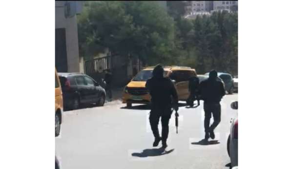 Kudüs'te maskeli kişiler üniversite girişinde araçlara saldırdı