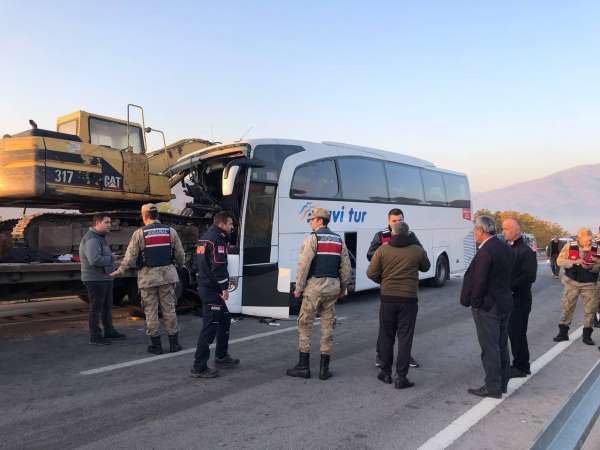 Amasya'da yolcu otobüsü, tırın taşıdığı iş makinesine çarptı: 1 kişi öldü, çok sayıda yaralı var