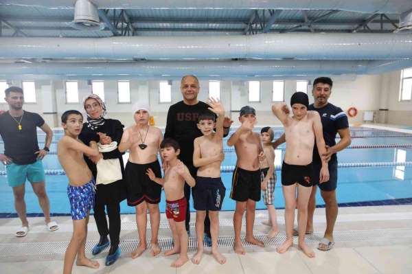 Suluova Belediyesinden otizmli çocuklara özel yüzme kursu