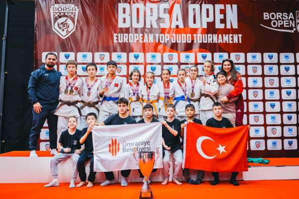 Avrupa'da zirveye adım: Ümraniye judoda kupayı kaldırdı