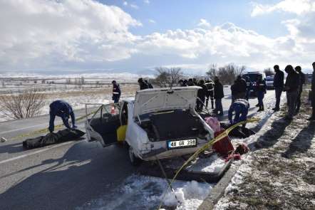 Burdur'da trafik kazası: 2 ölü, 1 yaralı 