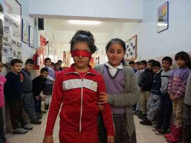 Minik öğrenciler, engellilerin karşılaştıkları zorluklara dikkat çekti