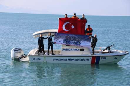 Jandarma Sarıkamış şehitlerini Van Gölü'nde andı