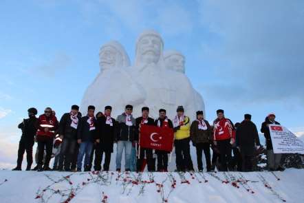 Sarıkamış şehitleri için gece nöbet tutup gündüz yürüdüler 