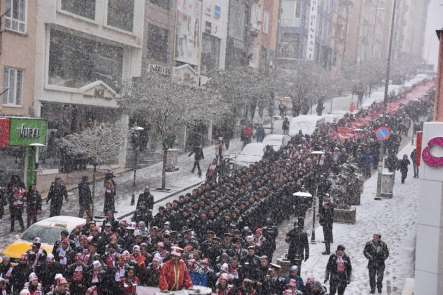 Lapa lapa yağan karın altında Sarıkamış Şehitleri için yürüdüler 