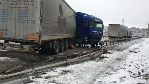 Tosya'da kar ve sis sonrası maddi hasarlı trafik kazası meydana geldi 