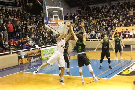 Karesispor zirveyi bırakmadı
