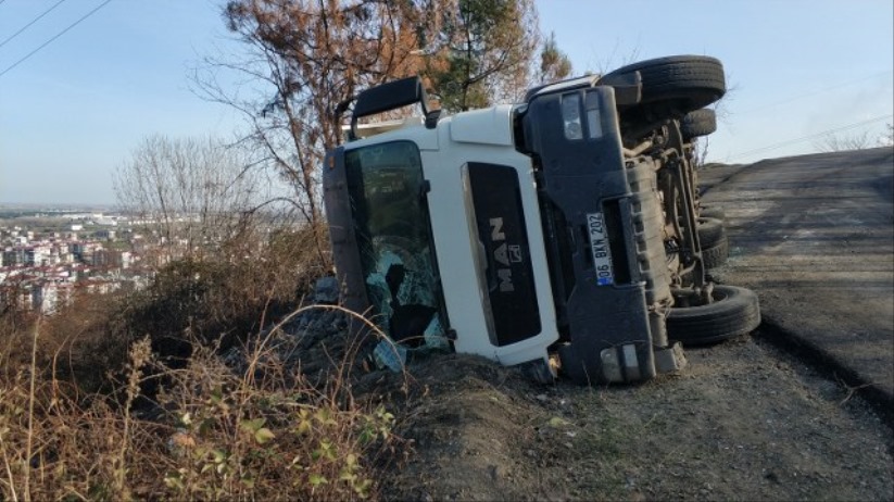 Samsun'da kamyon uçurumun kenarına devrildi!