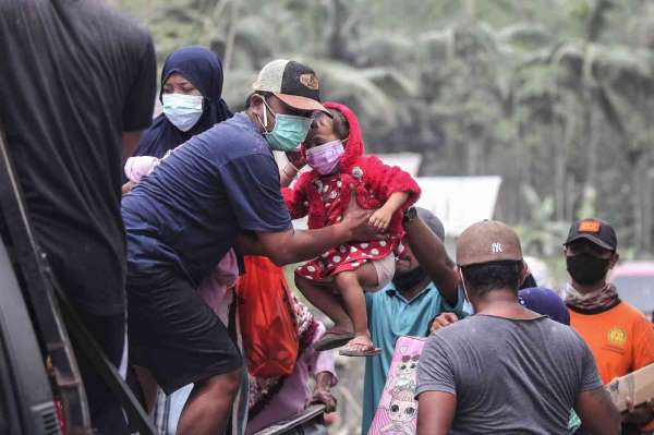 Endonezya'da yanardağ patlaması sonucu can kaybı 15'e yükseldi, 27 kişi kayıp