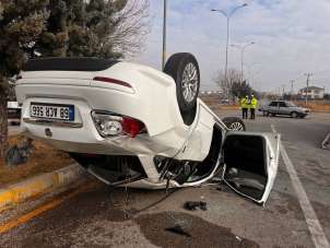 Aksaray'da 3 aracın karıştığı kazada 5 kişi yaralandı
