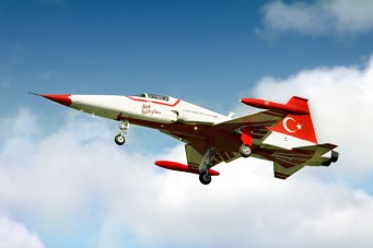 Türk Yıldızları'na ait eğitim uçağı düştü