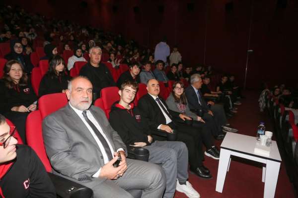 Samsun protokolü öğrencilerle 'Buğday Tanesi' filmini izledi