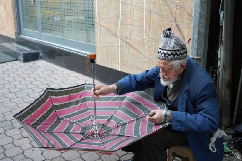 94 yaşındaki şemsiye tamircisinin başında kuyruk oluyorlar