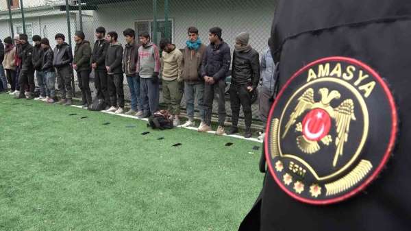 Amasya'da İran plakalı tırda 62 kaçak göçmen yakalandı