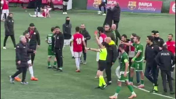 Maltepe'de faul kararı bekleyen futbolcular ve hakem arasında gerginlik