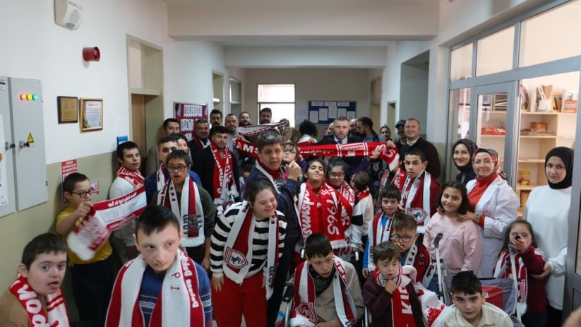Samsun'da 1965 Samsunspor Derneği'nden özel öğrencilere atkı ve polar