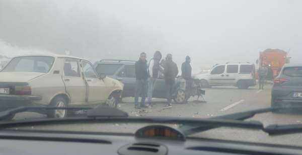 Kastamonu'da sis ve buzlanma sebebiyle zincirleme kaza meydana geldi: 4 yaralı