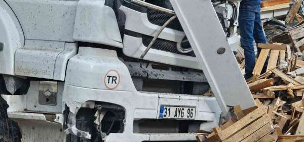 Adilcevaz'da tavuk eti yüklü tır kaza yaptı: Sürücü yaralandı, tavuklar çevreye dağıldı