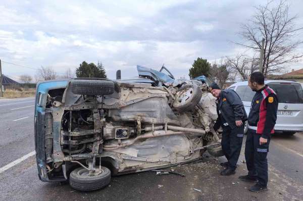 Biri Fiat Tofaş iki otomobilin çarpıştığı kazada 4 kişi yaralandı