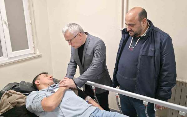 Cezaevi otobüsü kaza yaptı, Vali Şimşek yaralıları ziyaret etti