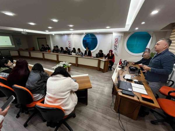 Salihli'de üniversite öğrencilerine mobil fotoğraf eğitimi