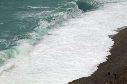 Antalya'da dev dalgalar görsel şölen oluşturdu 