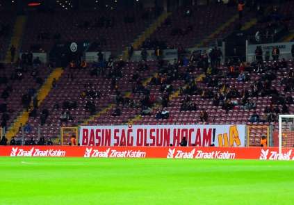Galatasaray taraftarlarından Talat Terim için pankartlar 